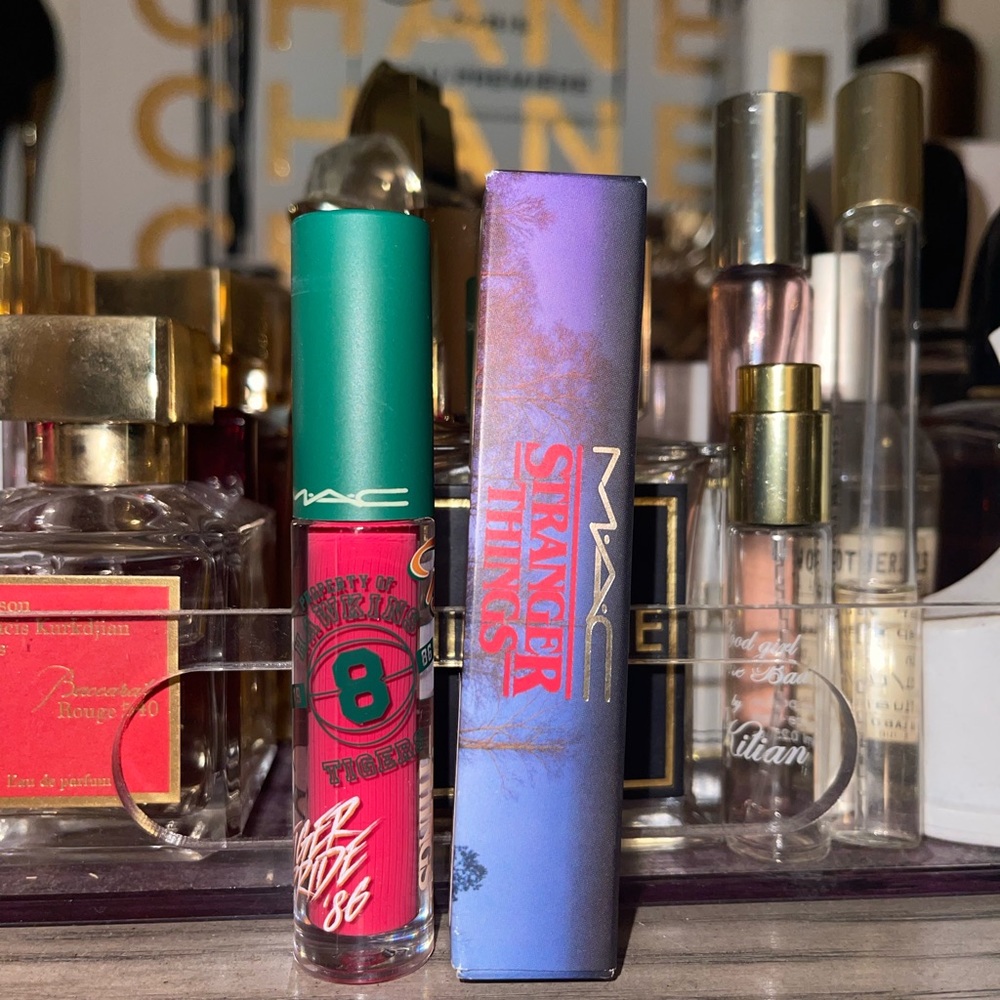 MAC x Stranger Things Collection- Excellent Erica - Picture 2 of 6